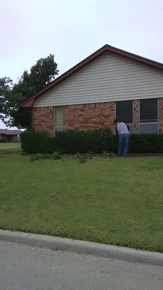 Expert lawn care service experts serving Cement, OK - Linda's Lawn Garden Landscaping