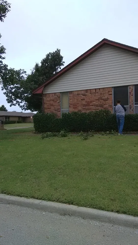 Professional lawn care service experts serving Cement, OK - Linda's Lawn Garden Landscaping