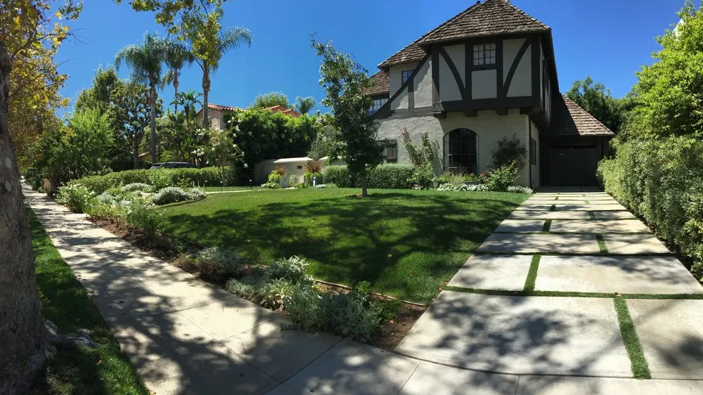 Professional yard cleanup service in Santa Clarita, CA - Lisa Esposito Design