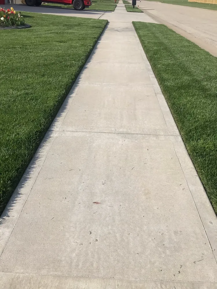 Custom outdoor landscaping experts serving Lee's Summit, MO - Lisa’s Lawn Care