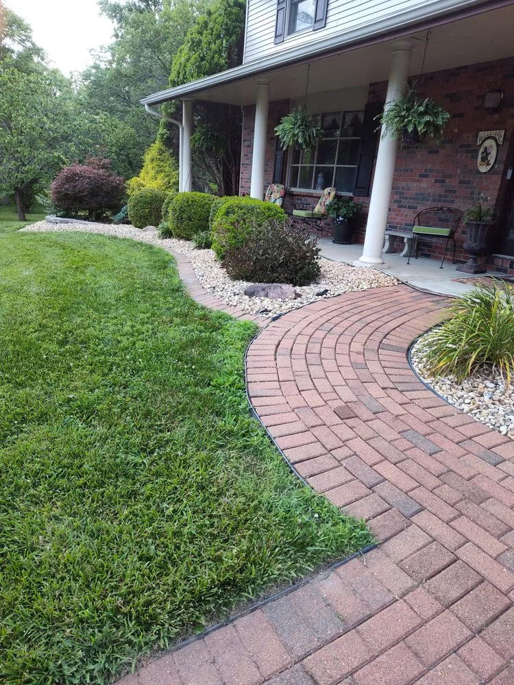 Top-rated landscaping services experts serving Edwardsville, IL - Little Ant Landscaping