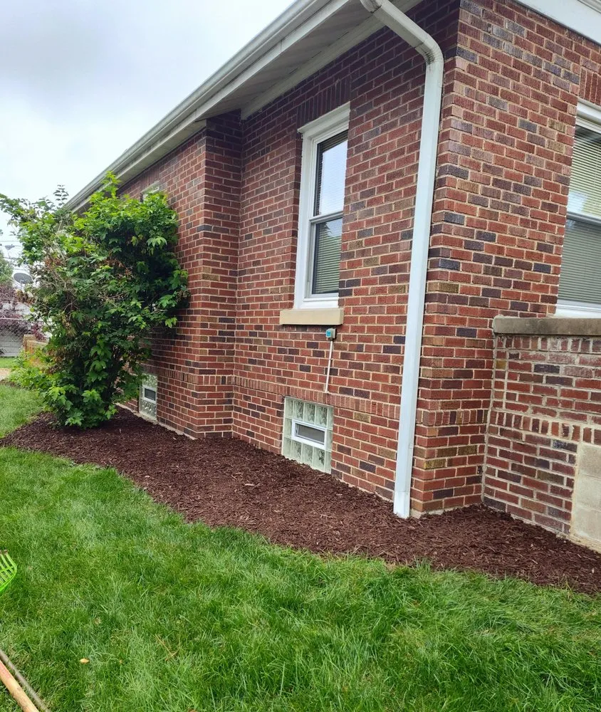 Local residential landscaping for beautiful yards in Edwardsville, IL by Little Ant Landscaping