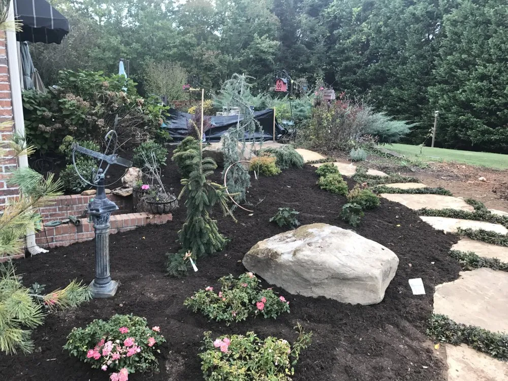 Professional lawn care service experts serving Knoxville, TN - Little Green Garden