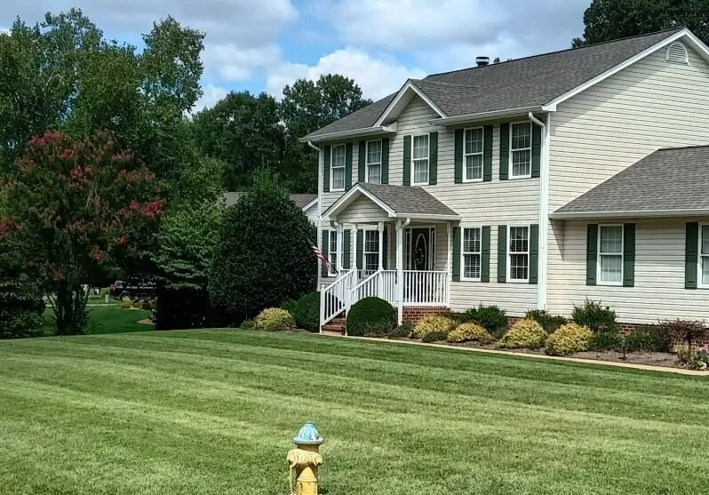 Local lawn mowing service experts serving Fredericksburg, VA - Little Lawn Business