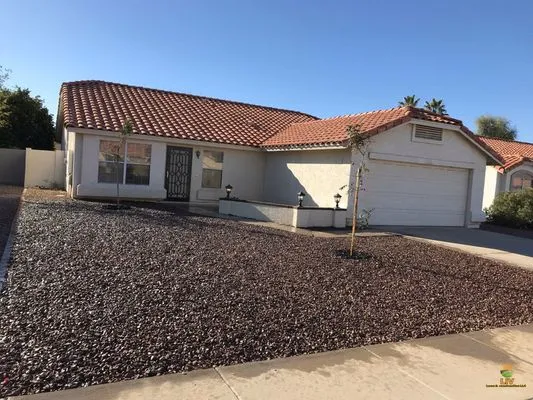 LIV Lawn and Construction Logo