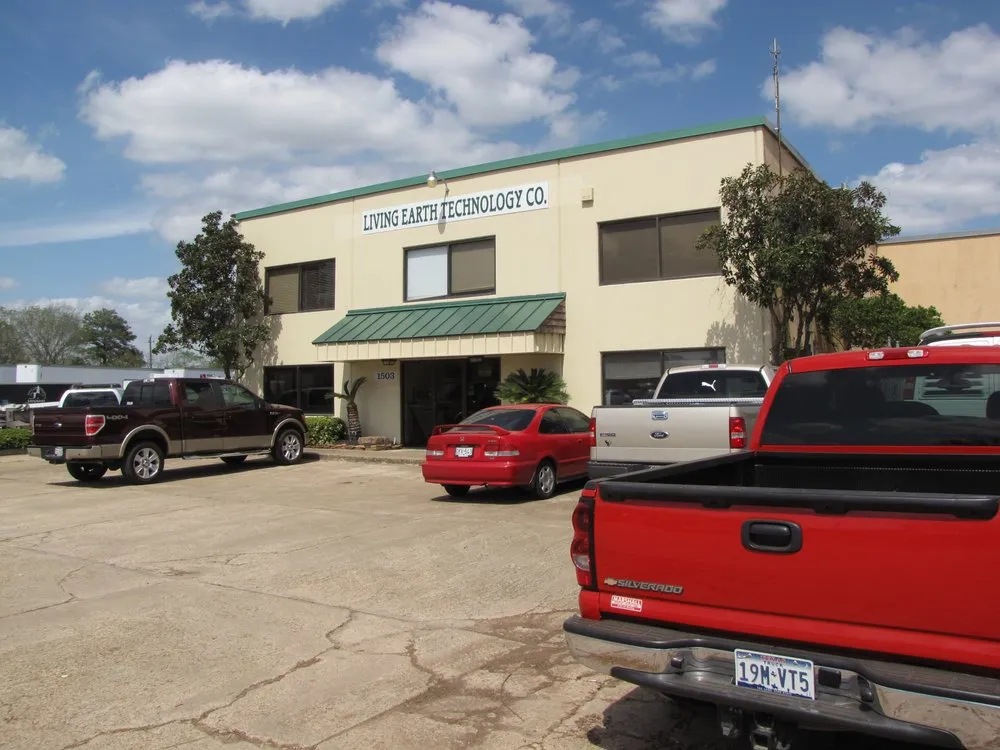 Top-rated lawn care service in Missouri City, TX by Living Earth