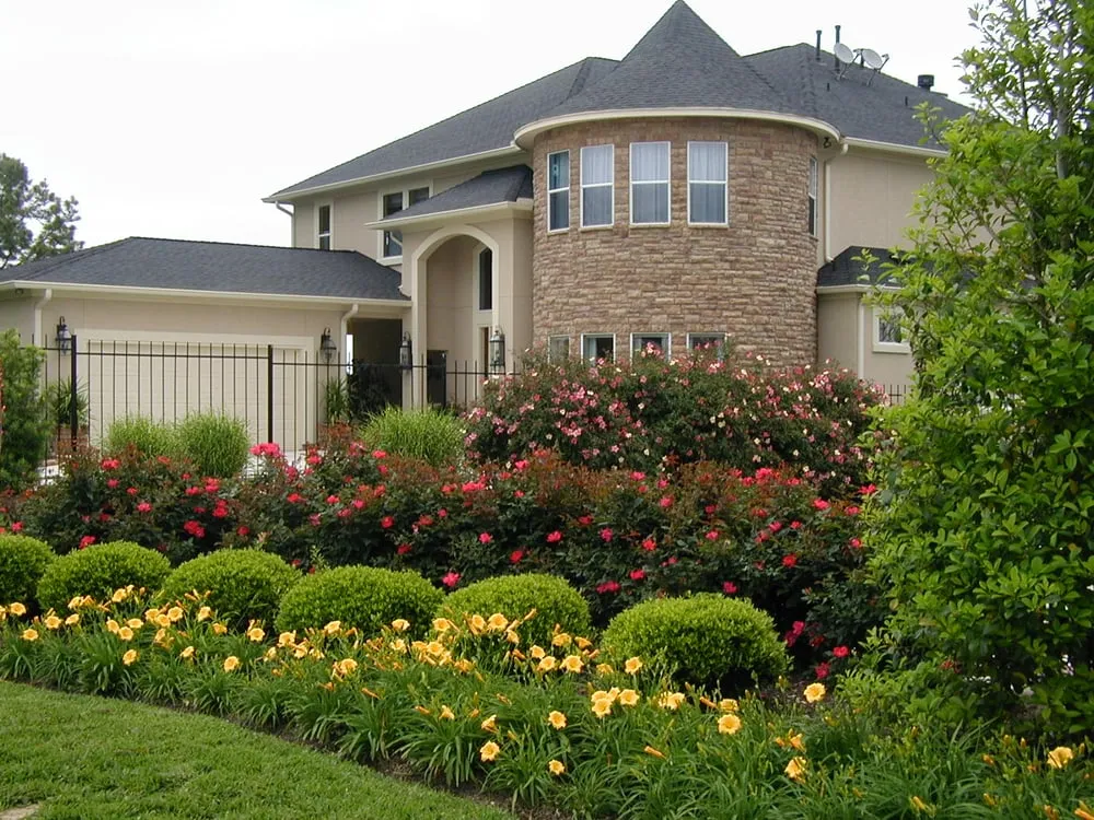 Professional landscaping services for year-round maintenance across Conroe, TX - Living Expression Landscapes