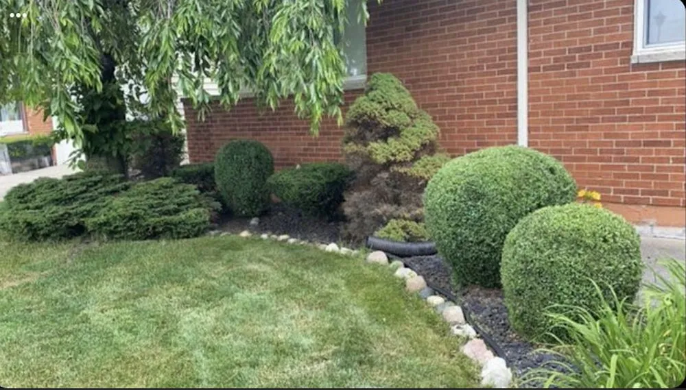 Custom garden landscaping for beautiful yards in Harrison Township, MI by Living Green