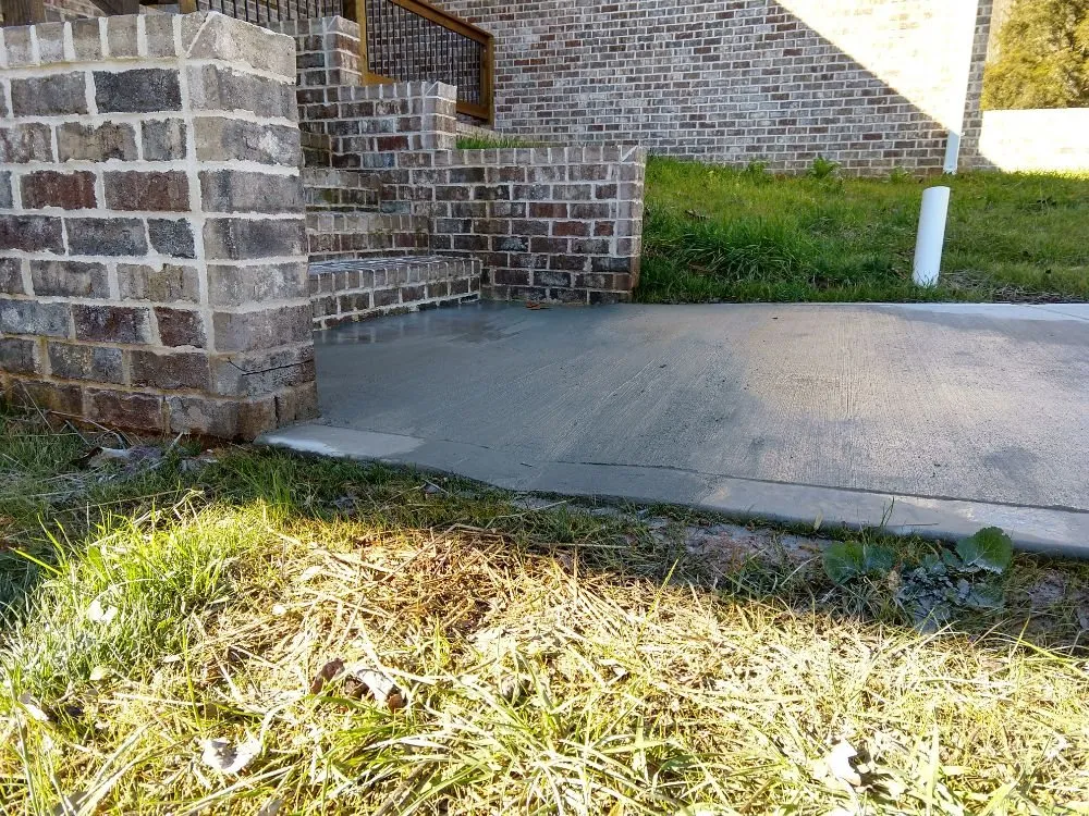 Affordable residential landscaping for year-round maintenance in Clinton, TN by Living Green Landscaping Construction