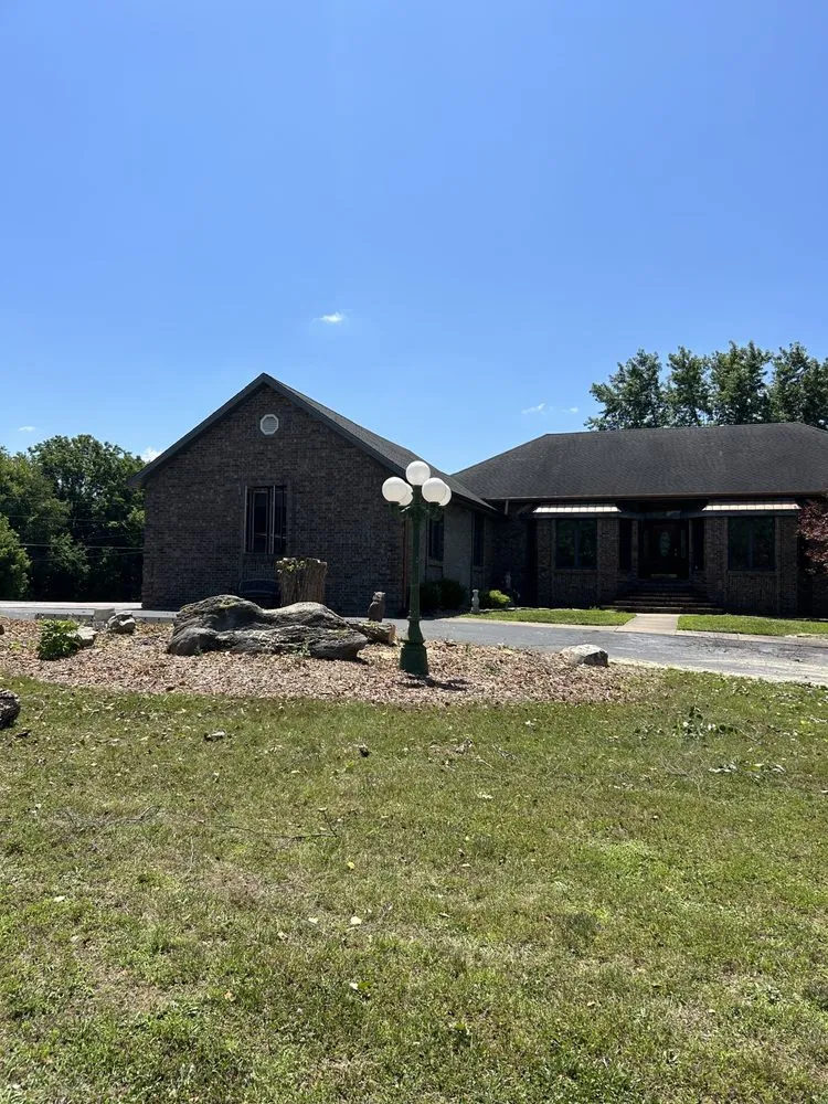 Custom lawn care service experts serving Walnut Grove, MO - Lizard Lawn & Tree Care