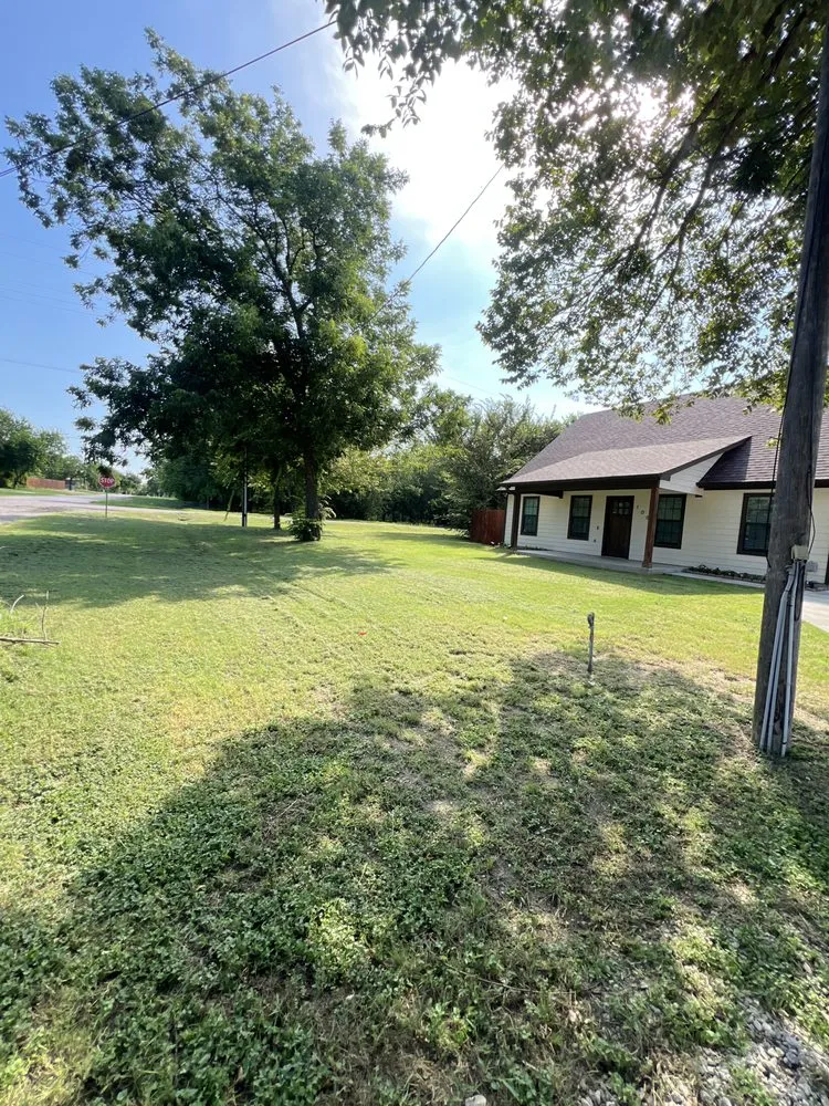 Reliable yard cleanup service for beautiful yards across Godley, TX - L&J Landscapes