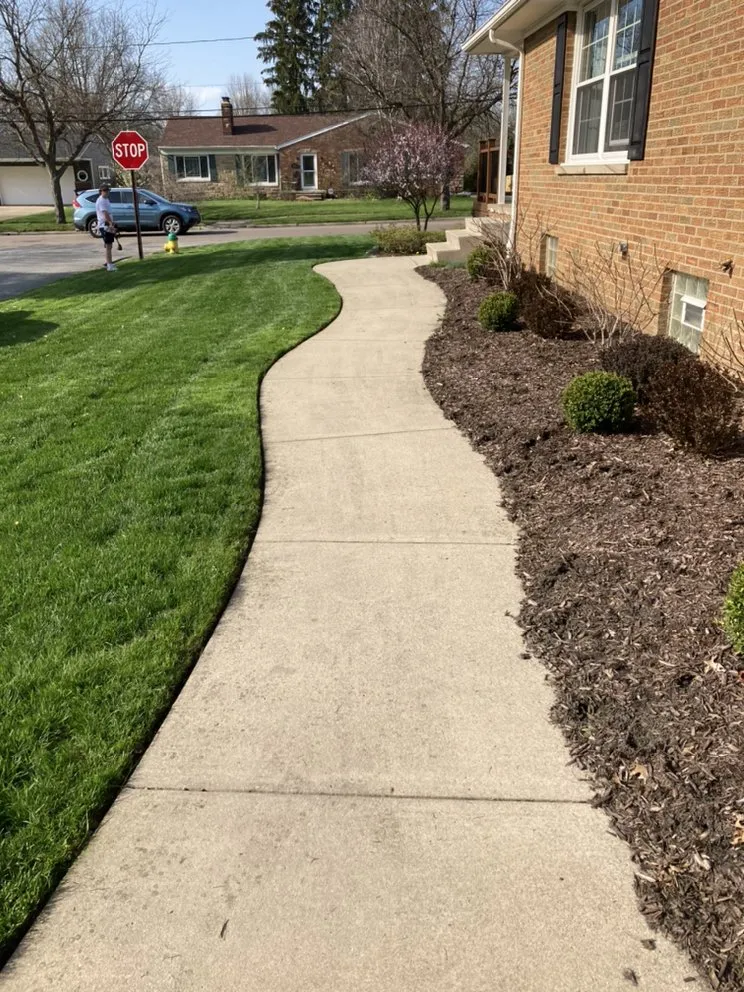 Affordable yard maintenance in Akron, OH by L&K Lawncare