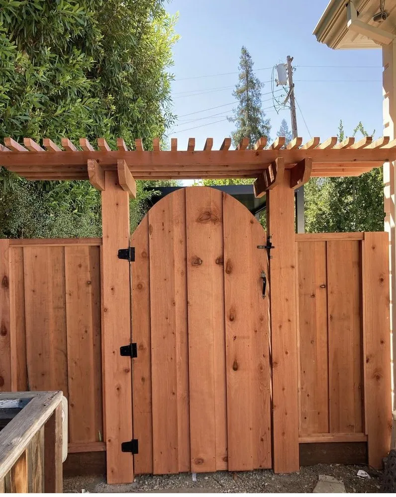 Custom yard cleanup service in Brentwood, CA by Llano Grande Landscaping