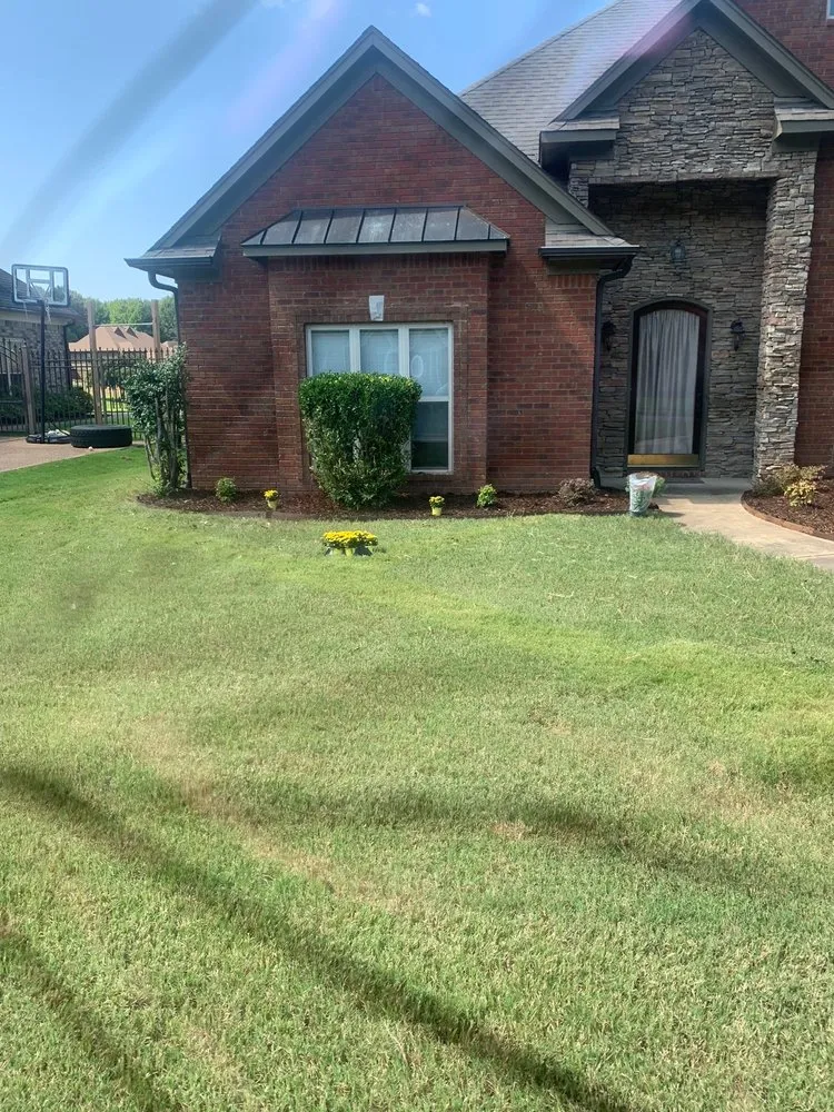 Professional garden landscaping experts serving Arlington, TN - Lloyd’s Lawn Care Service