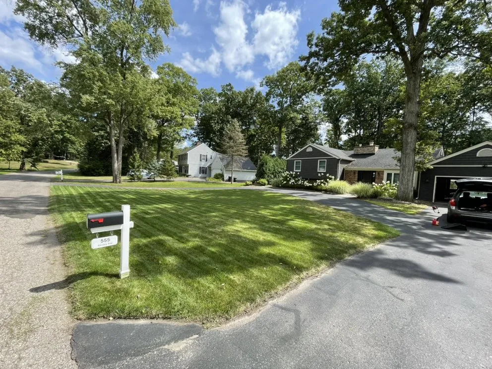 Custom lawn mowing service in Detroit, MI by Llw Mowing service