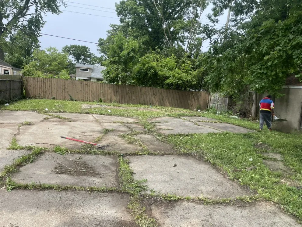Local yard maintenance in Detroit, MI - Llw Mowing service