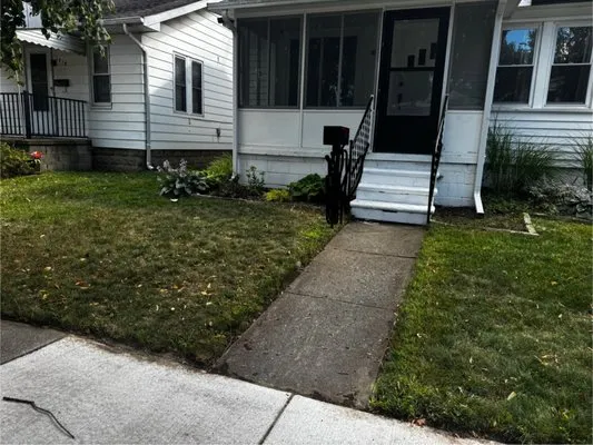 Llw Mowing service Logo