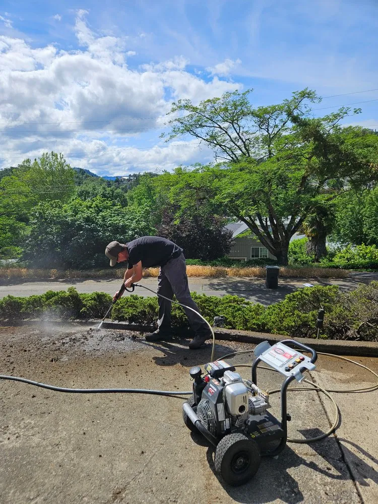 Top-rated lawn mowing service for homes in Roseburg, OR by L&Ms Landscaping