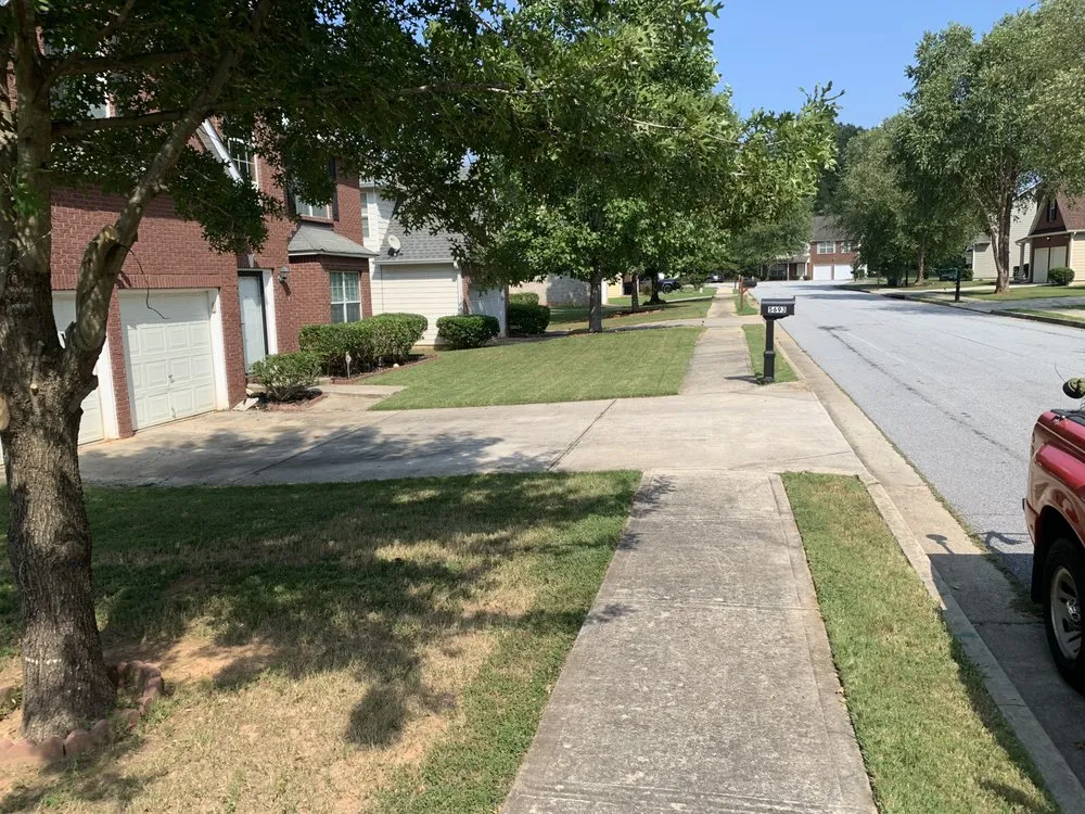 Custom yard maintenance near you in Forest Park, GA by Lmz lawncare