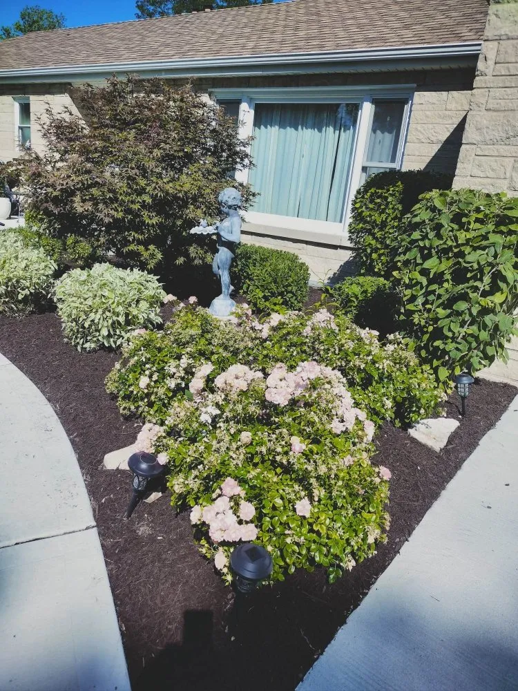 Custom garden landscaping in Glendale Heights, IL - L&O Landscaping and Sealcoating
