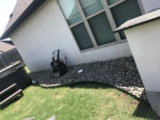 Loa's Lawn Service Logo