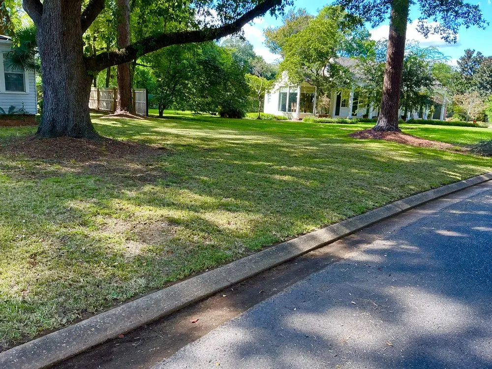 Local outdoor landscaping experts serving Alexandria, LA - Locketts Lawn Care