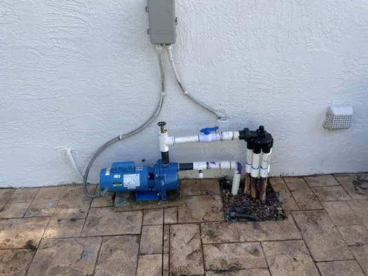 Lola’s Lawn Service Logo