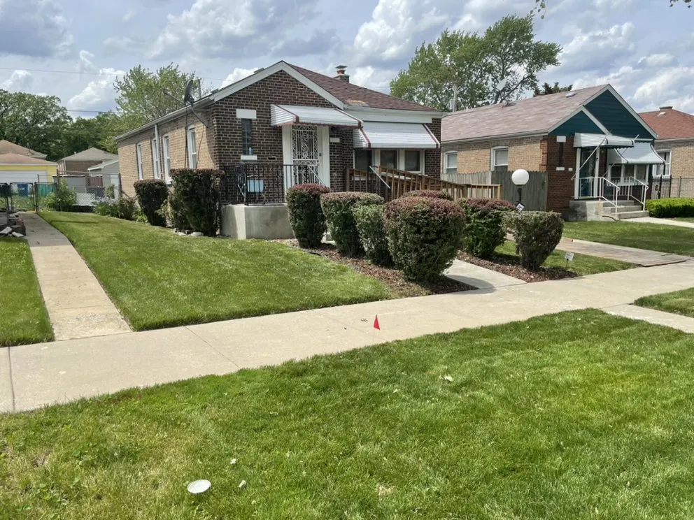 Local garden landscaping experts serving Chicago, IL - Lon Mowing yard care and Maintenance