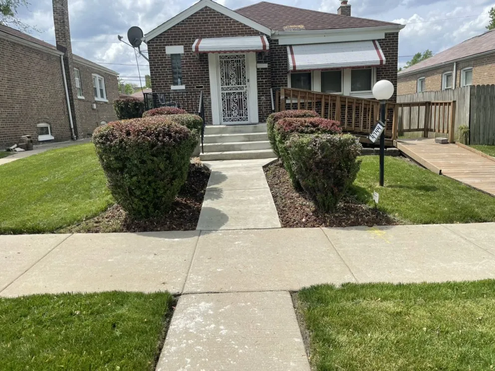 Local garden landscaping in Chicago, IL by Lon Mowing yard care and Maintenance