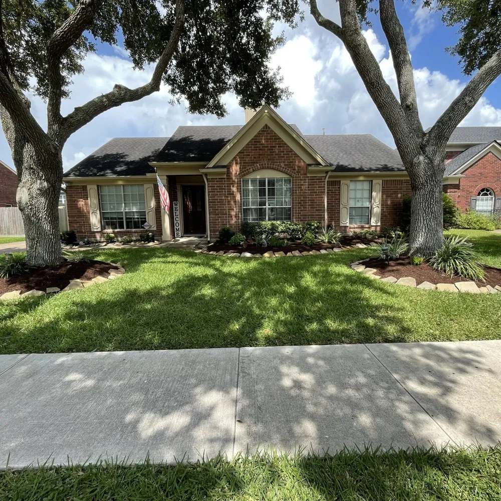 Trusted yard maintenance in League City, TX - Lone Star H Landscapes