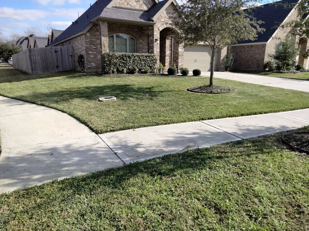 Reliable yard maintenance for beautiful yards in Rosenberg, TX by Lone Star Lawn Services