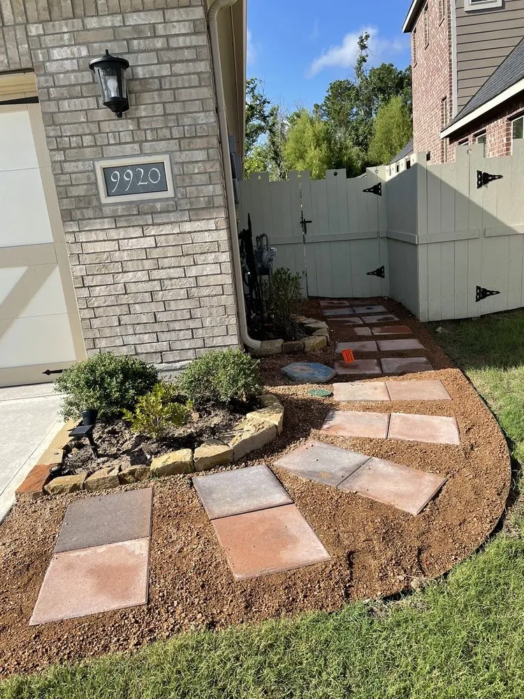 Custom yard maintenance in Conroe, TX - Longoria Landscaping