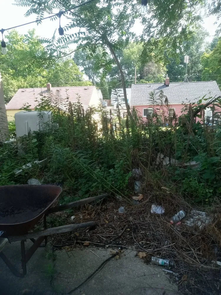 Reliable outdoor landscaping in Akron, OH by Looking good lawn care