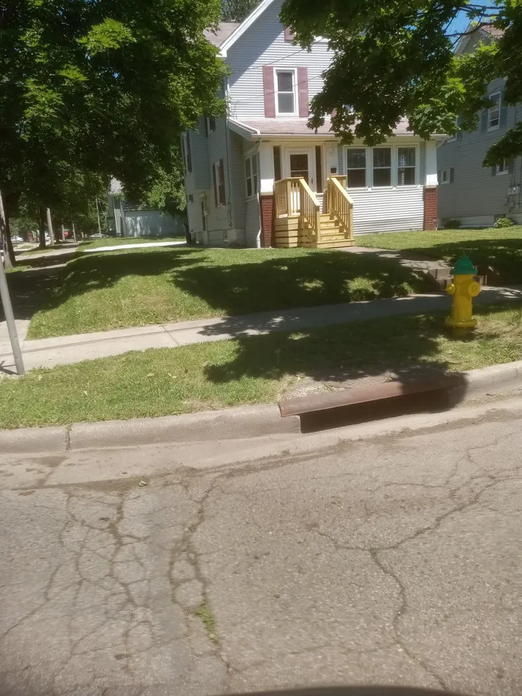 Affordable yard cleanup service in Akron, OH - Looking good lawn care