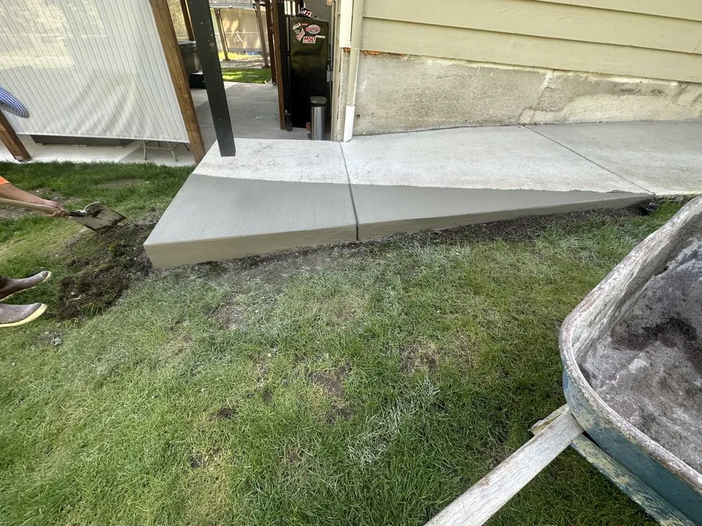 Top-rated yard maintenance for year-round maintenance across Lake Stevens, WA - Lopez Concrete