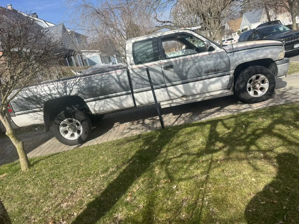 Expert yard maintenance for year-round maintenance across Hempstead, NY - Los Cuñados Services