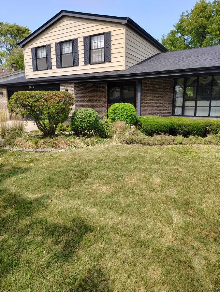 Trusted lawn mowing service in Waukegan, IL - Los Landscaping