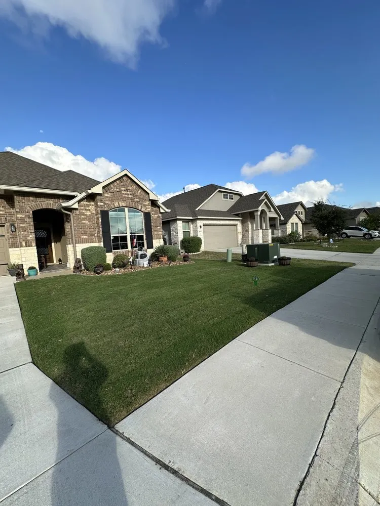 Trusted lawn care service experts serving San Antonio, TX - Los Lawn Guys