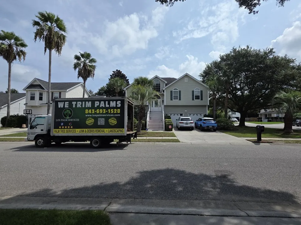 Custom yard cleanup service for homes in Johns Island, SC by Los Palm Services