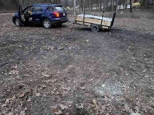 Los Tres Hermanos Logo