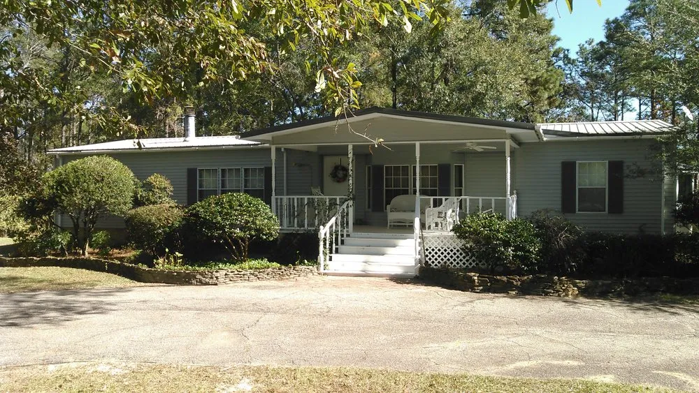 Custom yard maintenance experts serving Picayune, MS - Lou's Lawnscape