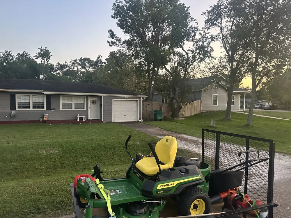 Top-rated lawn care service in Houston, TX by Lovely Lawnz