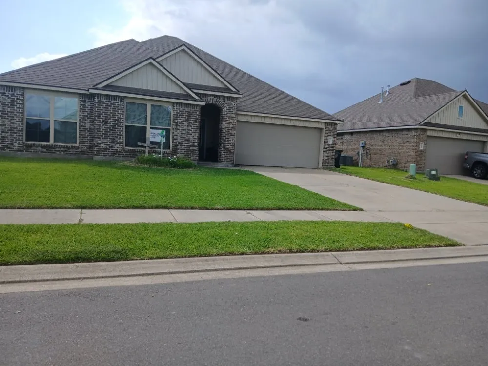 Trusted lawn mowing service experts serving Lake Charles, LA - Low Ball Lawn Care