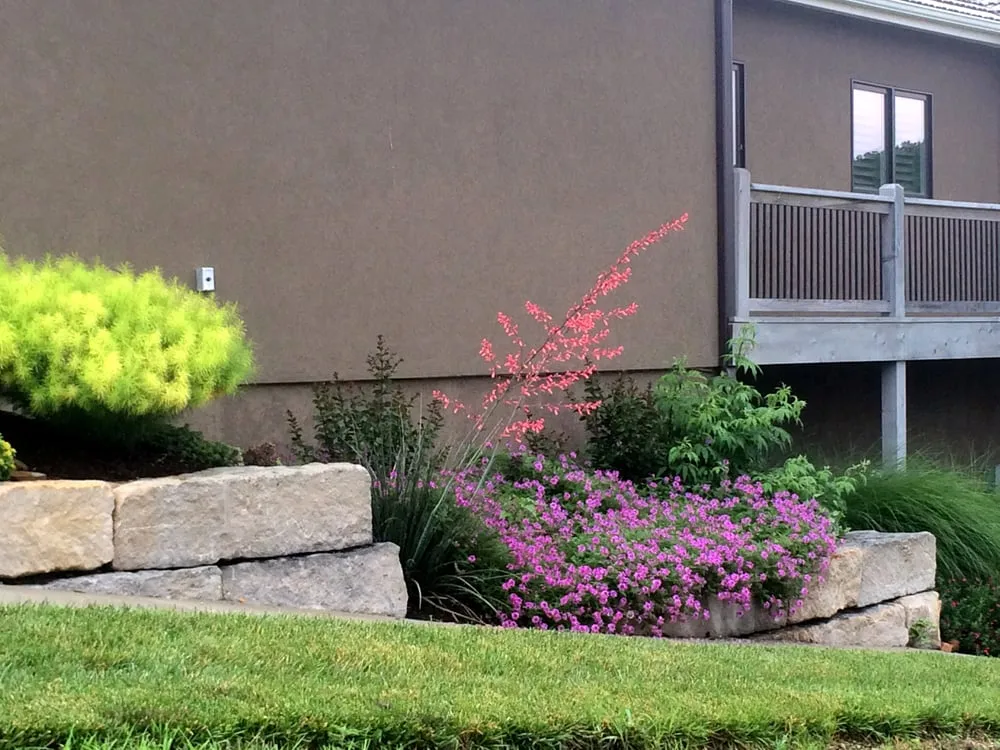 Local garden landscaping experts serving Lawrence, KS - Low Maintenance Landscape