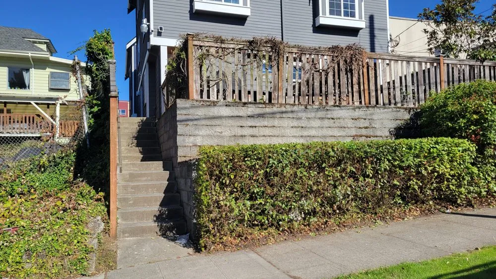 Custom outdoor landscaping experts serving Seattle, WA - Low Rate Hauling & Yard Clean Up
