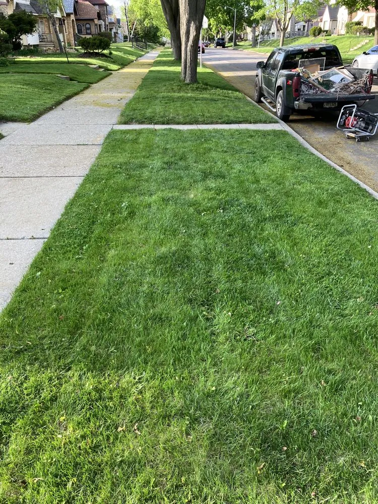 Top-rated garden landscaping in Milwaukee, WI by Lowe Cutz Lawn Services