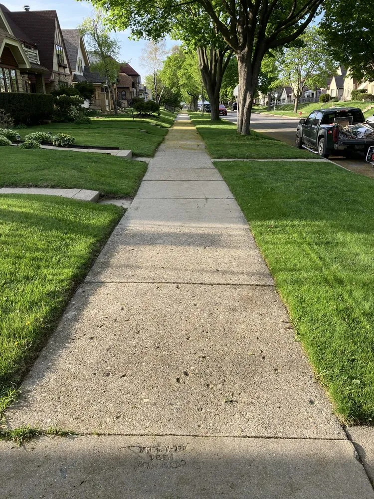 Top-rated residential landscaping with custom design in Milwaukee, WI by Lowe Cutz Lawn Services