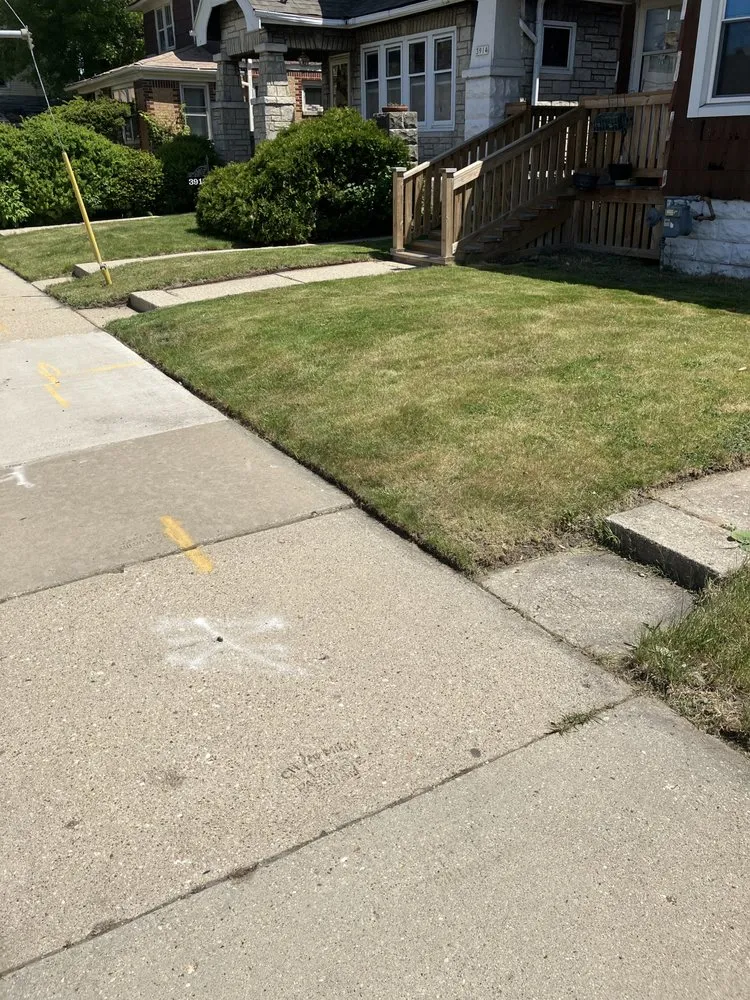 Top-rated garden landscaping in Milwaukee, WI by Lowe Cutz Lawn Services