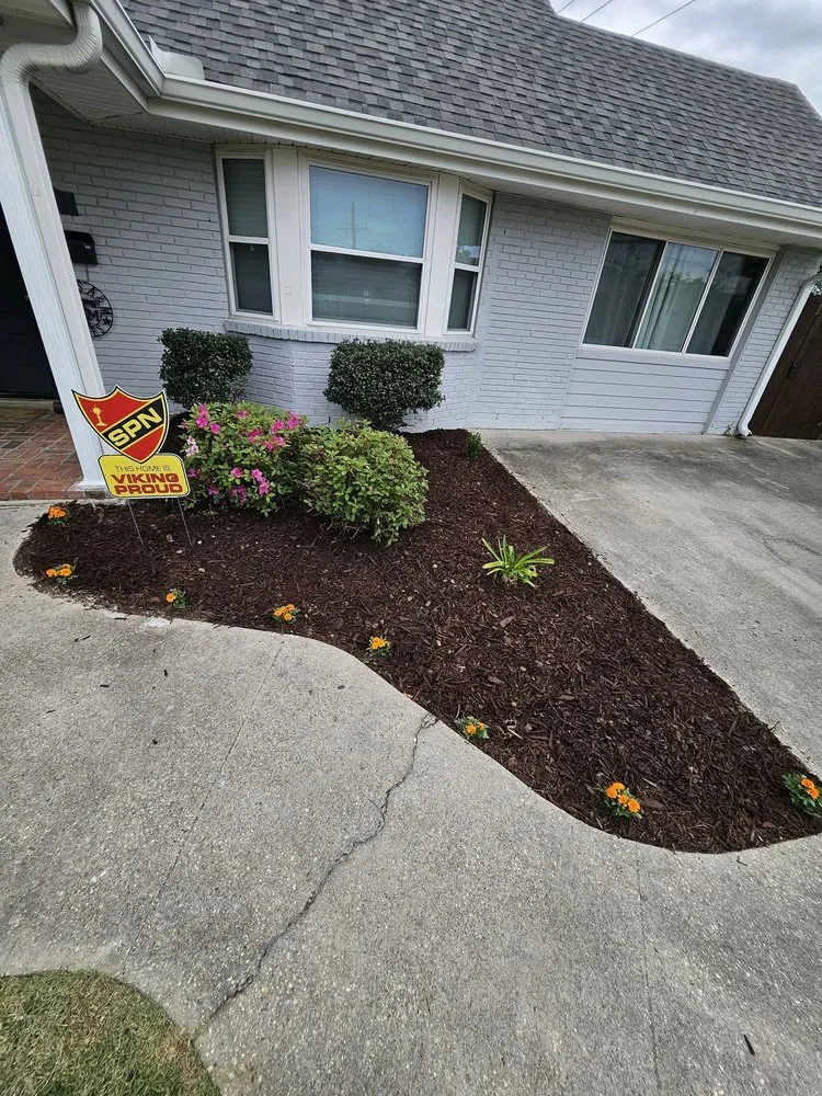 Reliable yard maintenance with custom design in Kenner, LA by Lozano Lawn and Landscaping