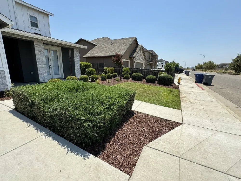 Affordable garden landscaping with custom design in Fresno, CA by Lozano's Lawn Service